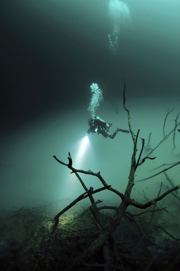 美国潜水员探秘水下洞穴 水底散发神秘雾气（组图） - 2