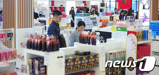 韩媒：中国游客减少57.7% 化妆品行业损失惨重（组图） - 1