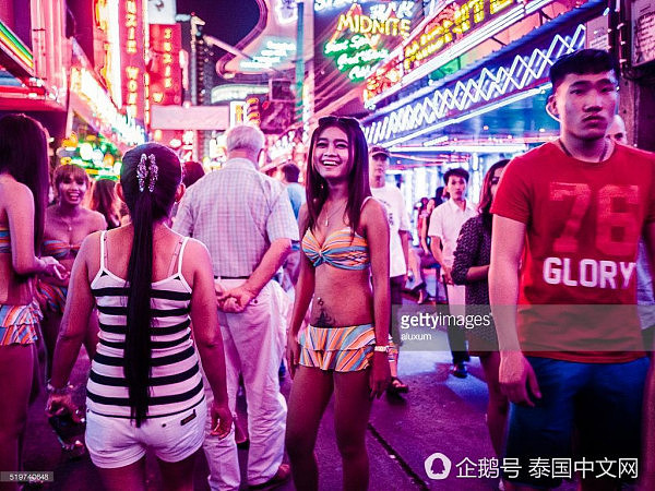 中国游客在泰国遭“美女”投怀送抱后 金项链不见了（组图） - 1