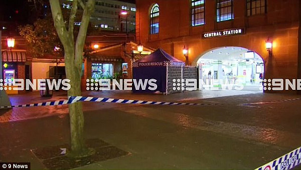 【更新】实拍视频！被射杀亚裔男疑主动求死！警员悉尼Central火车站外连开四枪！(组图) - 9