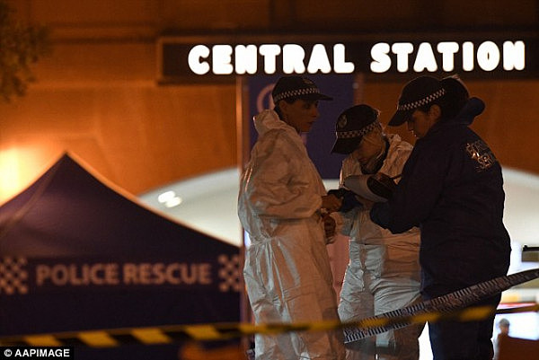 【更新】实拍视频！被射杀亚裔男疑主动求死！警员悉尼Central火车站外连开四枪！(组图) - 1