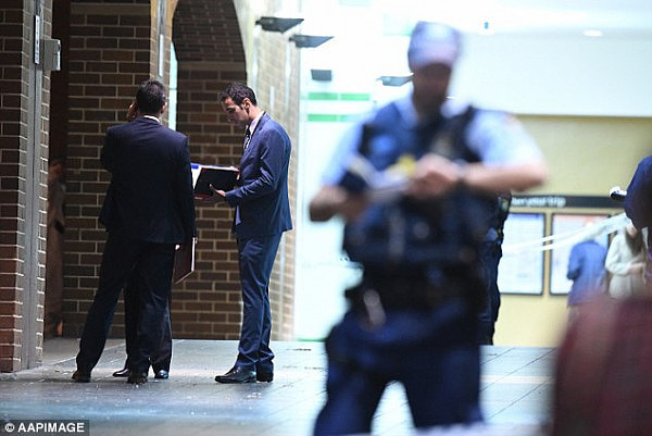 【更新】实拍视频！被射杀亚裔男疑主动求死！警员悉尼Central火车站外连开四枪！(组图) - 3
