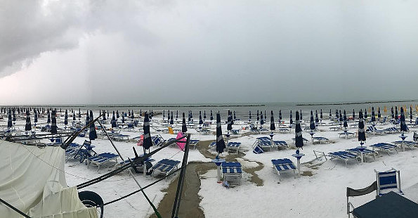 意大利海滩遭冰雹袭击 夏日现罕见雪景（组图） - 1