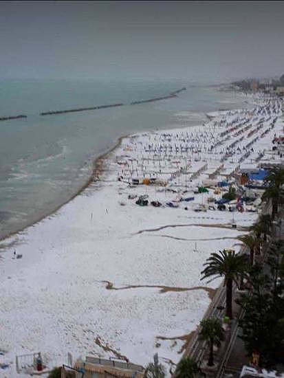 意大利海滩遭冰雹袭击 夏日现罕见雪景（组图） - 3