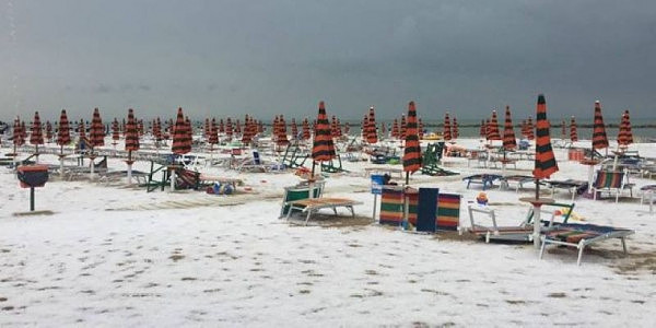 意大利海滩遭冰雹袭击 夏日现罕见雪景（组图） - 4