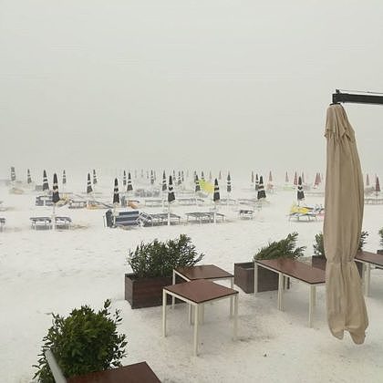 意大利海滩遭冰雹袭击 夏日现罕见雪景（组图） - 6
