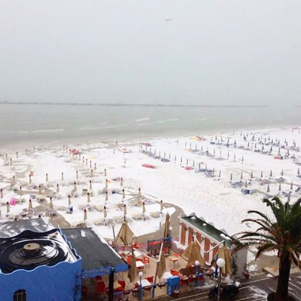 意大利海滩遭冰雹袭击 夏日现罕见雪景（组图） - 7