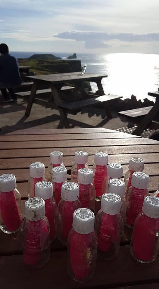 英国男子为寻爱扔数千漂流瓶 被指污染环境（组图） - 4