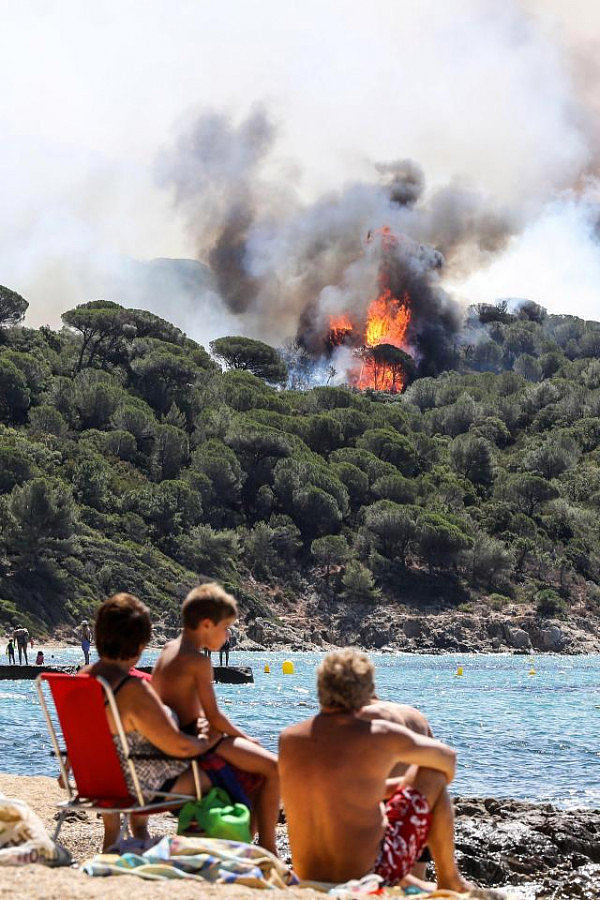 法国山火蔓延 游客仍在海滩淡定赏景（组图） - 1
