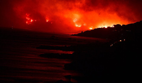 法国山火蔓延 游客仍在海滩淡定赏景（组图） - 8