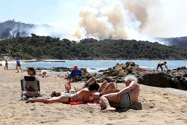 法国山火蔓延 游客仍在海滩淡定赏景（组图） - 9