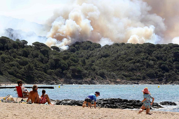 法国山火蔓延 游客仍在海滩淡定赏景（组图） - 10