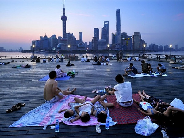 现场实拍：40度高温上海人都睡到外滩上了（组图） - 1