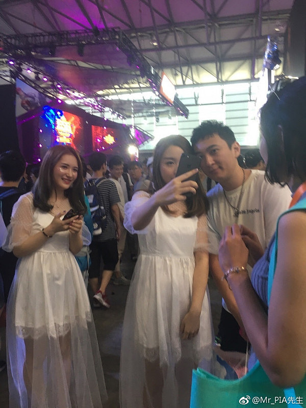 王思聪携长腿美女现身CJ展 帅气获showgirl求合影（组图） - 1