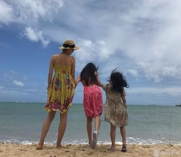 马伊琍与俩女儿海边合影 穿艳丽沙滩裙画面超美（组图） - 2