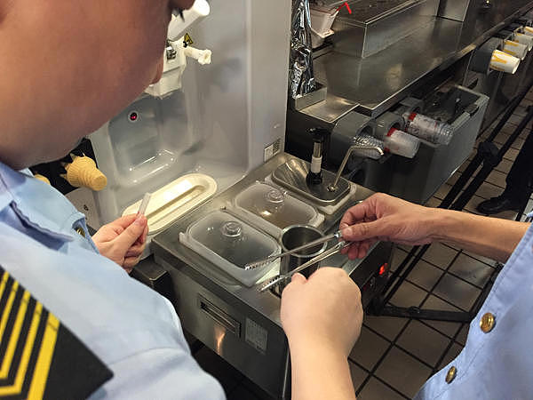 上海突检麦当劳冰淇淋 门店请示总部后拒绝现场“开箱”（组图） - 6