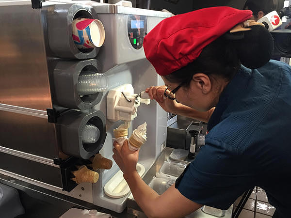 上海突检麦当劳冰淇淋 门店请示总部后拒绝现场“开箱”（组图） - 8