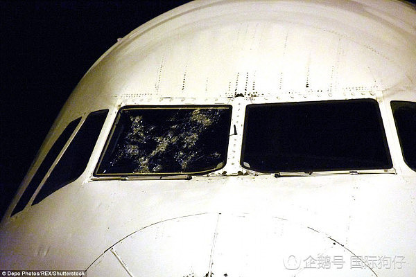 客机遇冰雹袭击紧急迫降 驾驶舱玻璃被砸裂 至少10人受伤（组图） - 2