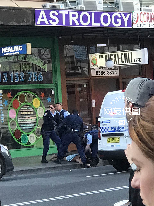 现场视频！悉尼内城Newtown街头现裸男狂奔！警方救护车均紧急赶往现场！（视频） - 2