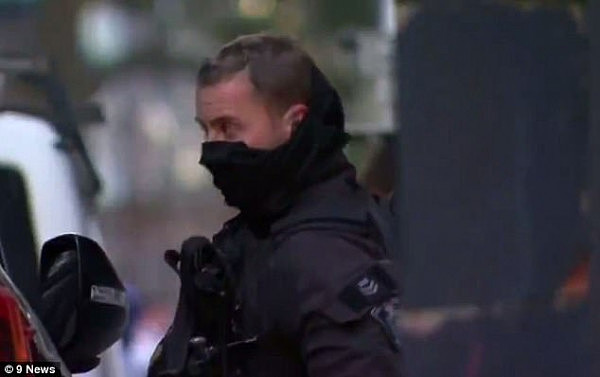 澳或将发生恐怖袭击？大批武警戒备森严现身悉尼街头 部分区域已封锁！（视频） - 2