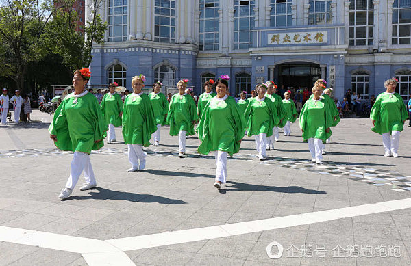 俄罗斯大妈与中国大妈PK广场舞：被折服后现场拜师取经学艺