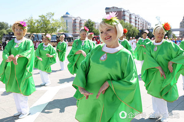 俄罗斯大妈与中国大妈PK广场舞：被折服后现场拜师取经学艺