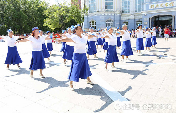 俄罗斯大妈与中国大妈PK广场舞：被折服后现场拜师取经学艺