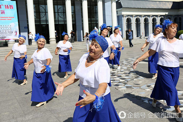 俄罗斯大妈与中国大妈PK广场舞：被折服后现场拜师取经学艺