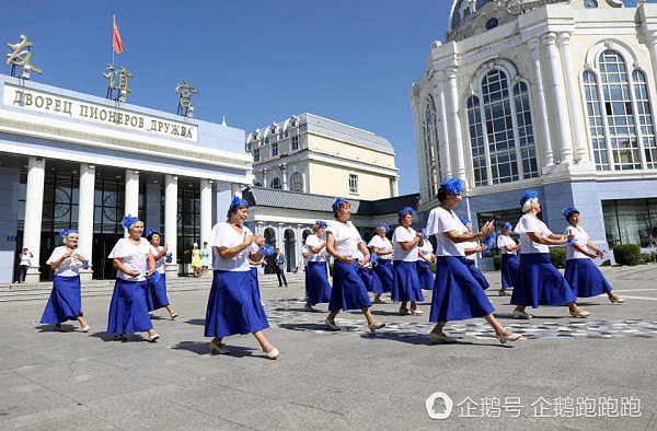 俄罗斯大妈与中国大妈PK广场舞：被折服后现场拜师取经学艺