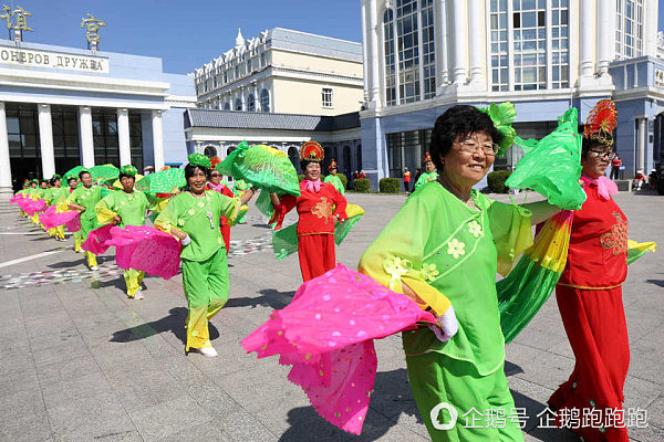 俄罗斯大妈与中国大妈PK广场舞：被折服后现场拜师取经学艺