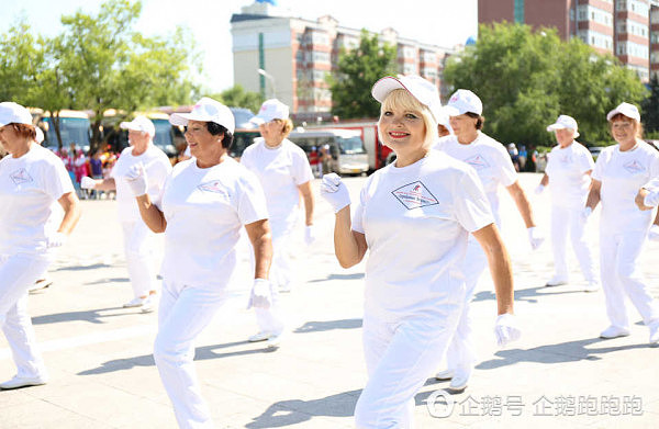 俄罗斯大妈与中国大妈PK广场舞：被折服后现场拜师取经学艺