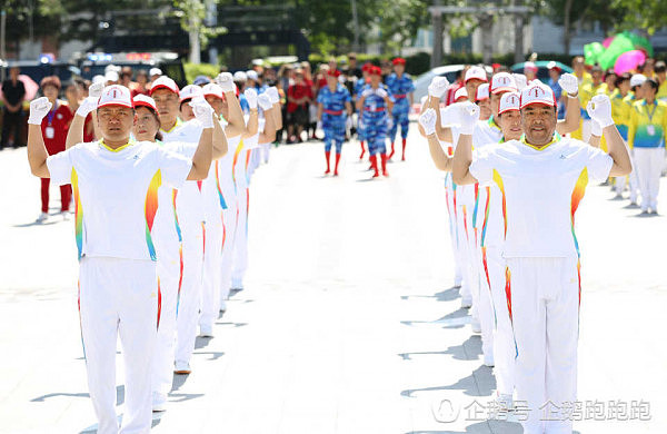 俄罗斯大妈与中国大妈PK广场舞：被折服后现场拜师取经学艺