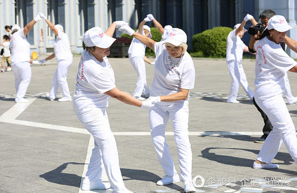 俄罗斯大妈与中国大妈PK广场舞：被折服后现场拜师取经学艺