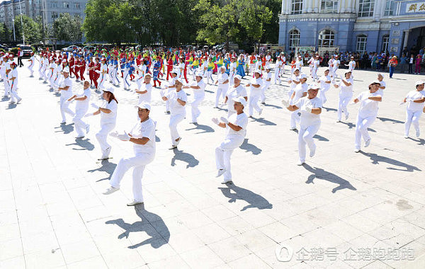 俄罗斯大妈与中国大妈PK广场舞：被折服后现场拜师取经学艺