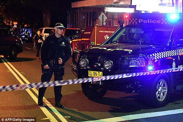 突发！澳洲全境封锁！恐怖主义来袭！极端分子要炸飞机！重装部队超强火力突袭悉尼街区 多人被捕！（视频） - 5