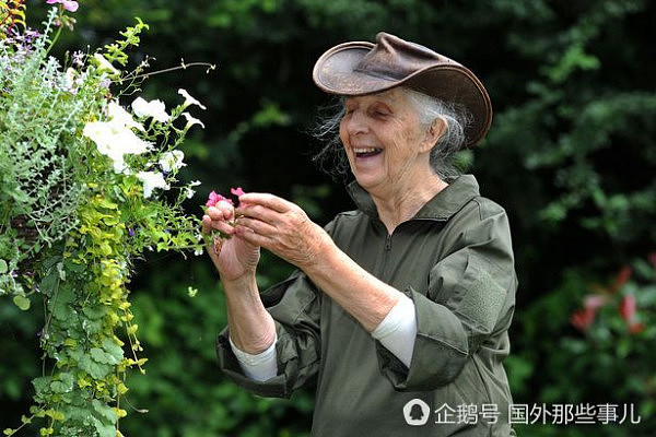 英国78岁老人花7年 将沼泽地改成秘密花园（组图） - 7