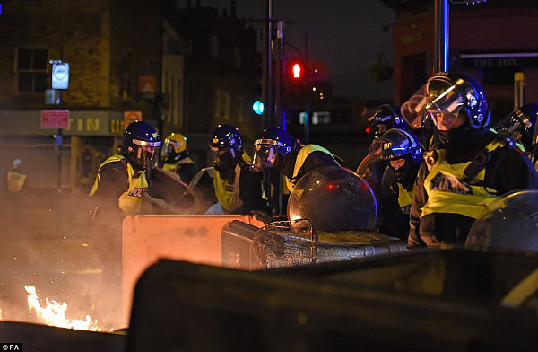 英国伦敦发生骚乱 民众纵火抗议警方过度执法（组图） - 1