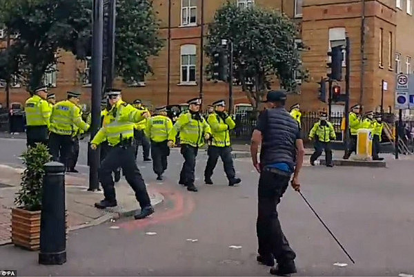 英国伦敦发生骚乱 民众纵火抗议警方过度执法（组图） - 5