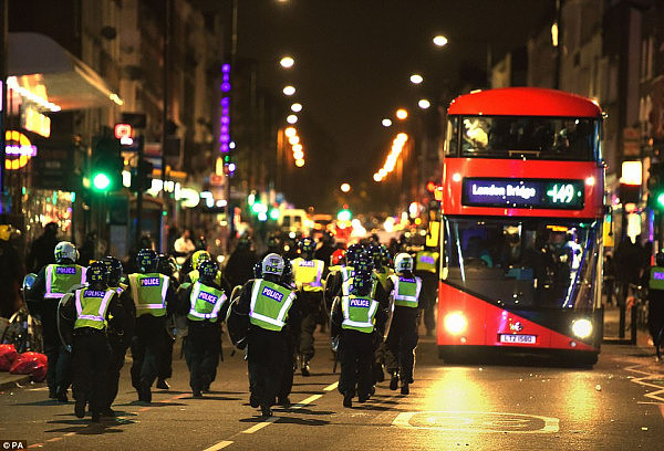 英国伦敦发生骚乱 民众纵火抗议警方过度执法（组图） - 11
