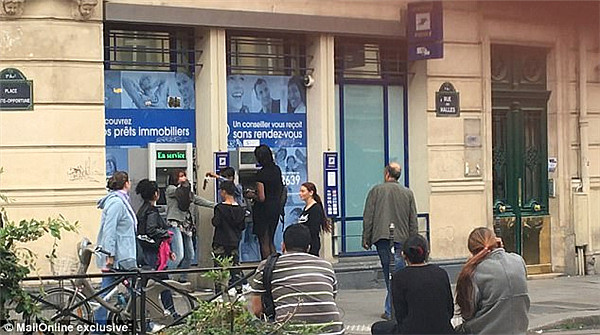 少年偷盗团伙横行巴黎街头 用老鼠吓唬取款人伺机窃取密码或直接抢钱 - 1