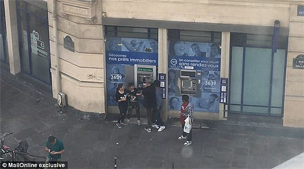 少年偷盗团伙横行巴黎街头 用老鼠吓唬取款人伺机窃取密码或直接抢钱 - 3