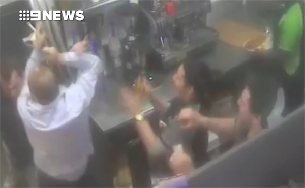 澳中国籍外卖店主一言不合抡刀砍人 与披萨店员工上演疯狂大乱斗！（视频）  - 1