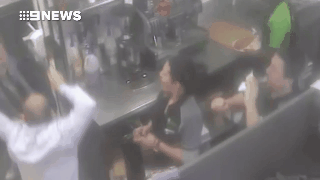澳中国籍外卖店主一言不合抡刀砍人 与披萨店员工上演疯狂大乱斗！（视频）  - 2