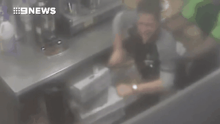 澳中国籍外卖店主一言不合抡刀砍人 与披萨店员工上演疯狂大乱斗！（视频）  - 4