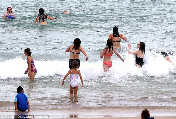 湿身露肉！Bondi海滩人满为患 悉尼人是过了一个“假冬天”？（组图） - 3