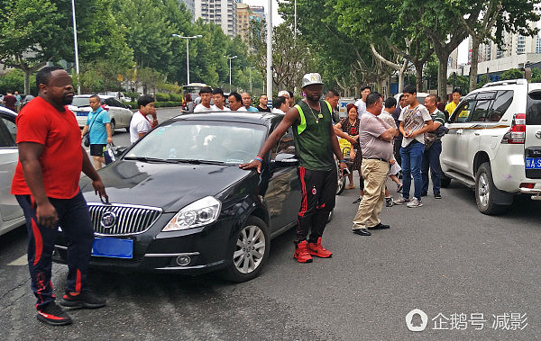 老外在中国驾车逆行肇事欲跑 被群众拦下还想打人！（图） - 1