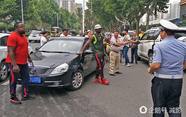 老外在中国驾车逆行肇事欲跑 被群众拦下还想打人！（图） - 5