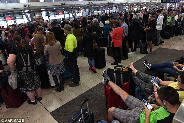 全澳警惕！机场戒严！边境保护部长建议澳人远离机场！减少出行！悉尼机场现已瘫痪！（视频） - 4