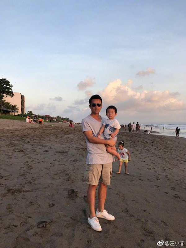 汪小菲带儿子海边游玩