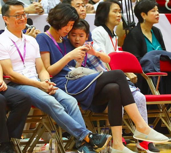 7岁这么高！姚明女儿骑爸爸腿上观赛调皮做鬼脸 身高瞩目 - 2